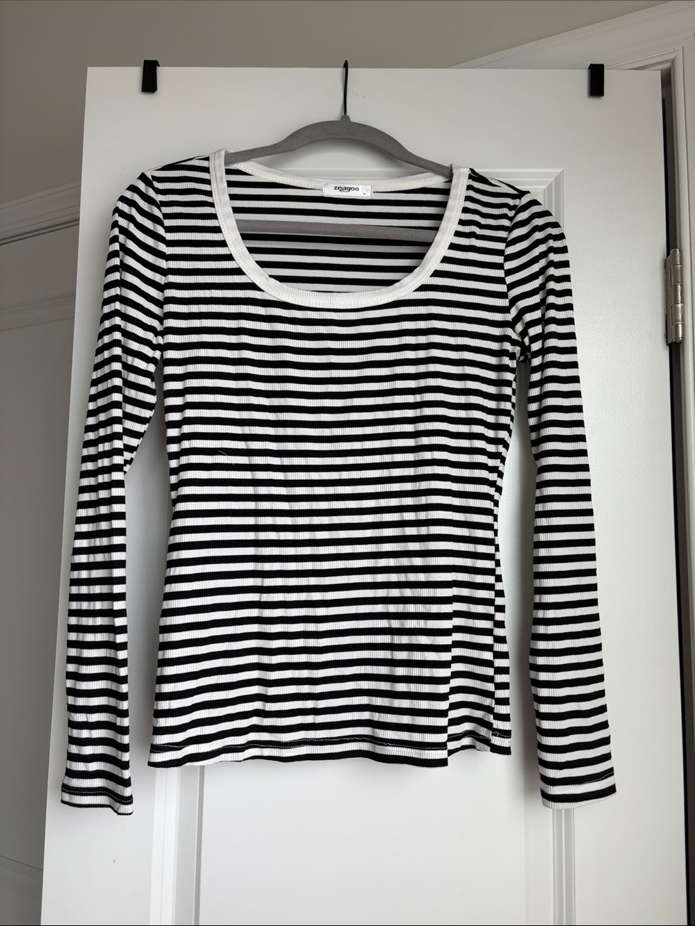 zeagoo Black and White Striped Long Sleeve Scoop Neck Top